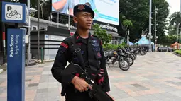 Bersenjata lengkap, personel Brimob berjaga di sekitar jalan Jenderal Sudirman dan MH Thamrin, Jakarta. (ADEK BERRY/AFP)