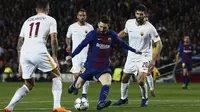 Striker Barcelona, Lionel Messi, melepaskan tendangan ke gawang AS Roma pada laga leg pertama perempat final Liga Champions di Stadion Camp Nou, Rabu (4/4/2018). Barcelona menang 4-1 atas AS Roma. (AFP/Manu Fernandez)