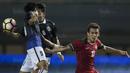 Gelandang Timnas Indonesia U-19, Egy Maulana Vikri, berusaha lepas dari penjagaan pemain Kamboja U-19 pada laga persahabatan di Stadion Patriot, Bekasi, Rabu (4/10/2017). Indonesia menang 2-0 atas Kamboja. (Bola.com/Vitalis Yogi Trisna)