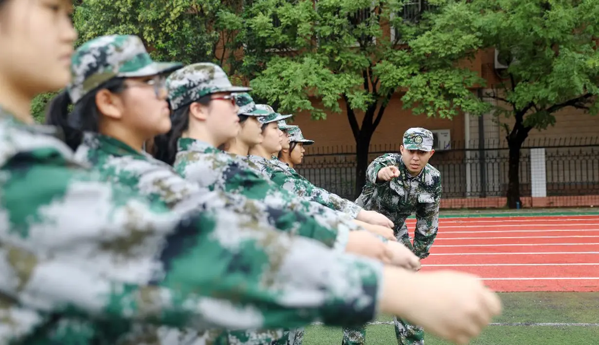 Murid sekolah menengah mengambil bagian dalam sesi pendidikan dan pelatihan militer pada awal semester baru di Huaibei, Provinsi Anhui, China, 5 September 2021. (STR/AFP)