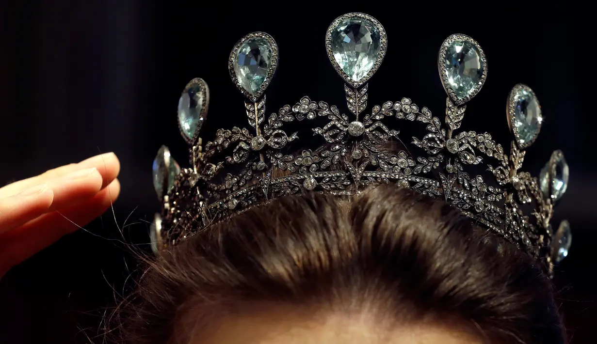 Model mengenakan aquamarine and diamond tiara by Faberge di balai lelang Christie, London, Inggris, Selasa (9/4). Berlian langka yang ditaksir berharga Rp 3,2-4,8 M ini akan dilelang di Geneva Magnificent Jewels pada 15 Mei mendatang. (AP Photo/Kirsty Wigglesworth)
