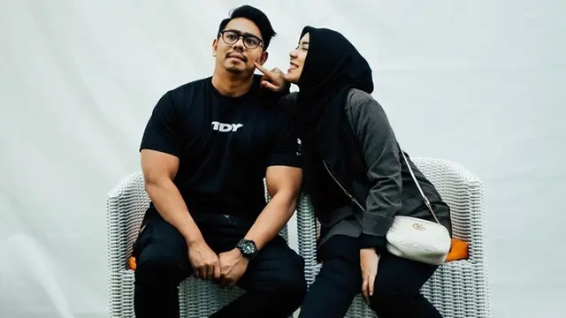 7 Potret Fitri Tropica dan Sang Suami, Mesra dan Kompak Banget