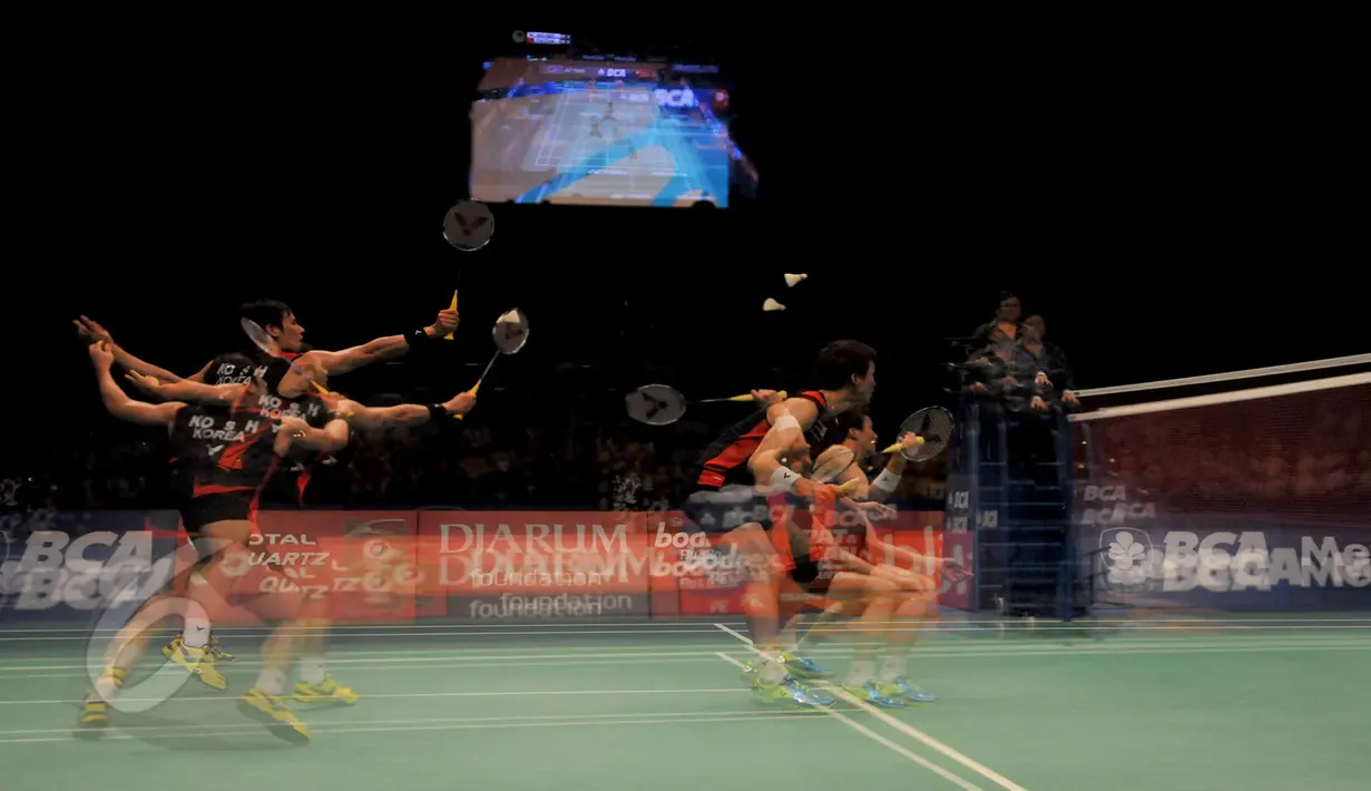 Ganda putra Korsel, Shin Baek Choel/Ko Sung Hyun mengembalikan kok ke Fu Haifeng/Zhang Nan asal Tiongkok di final BCA Indonesia Open 2015 di Jakarta, Minggu (7/6/2015). Shin Baek Choel/Ko Sung Hyun menang 21-16,16-21,21-19. (Liputan6.com/Andrian M Tunay)
