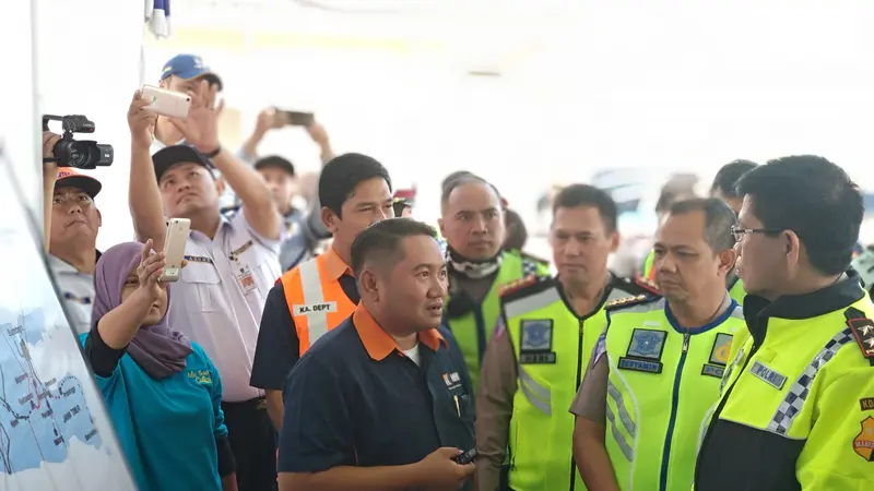 Kakorlantas Polri mengecek Tol Jombang-Mojokerto untuk persiapan mudik Lebaran 2018