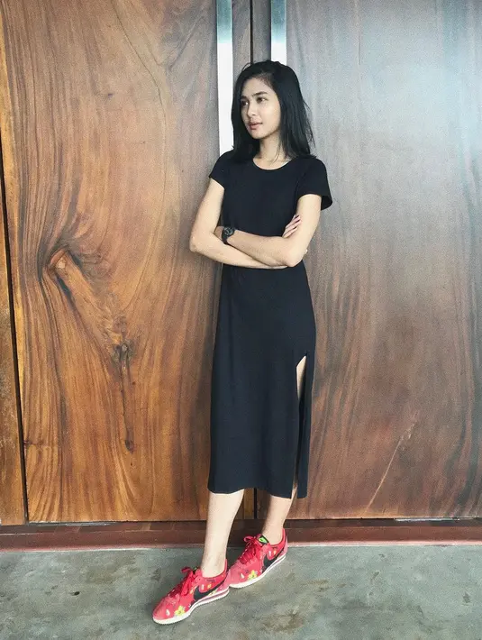 Debutnya di dunia sinetron adalah saat ia bermain sebagai Tasya di sinetron Kepompong pada tahun 2008. Setahun di dunia sinetron, ia mendapat tawaran untuk mencoba dunia musik. (Foto: instagram.com/miktambayong)