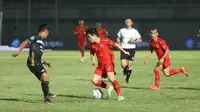 Gelandang serang Persija Jakarta, Ryo Matsumura mencoba mengelabuhi bek kanan Dewa United, Henhen Herdiana pada lanjutan BRI Liga 1 2023/2024 di Indomilk Arena, Tangerang, Jumat (25/8/2023) malam WIB. (Bola.com/M Iqbal Ichsan)