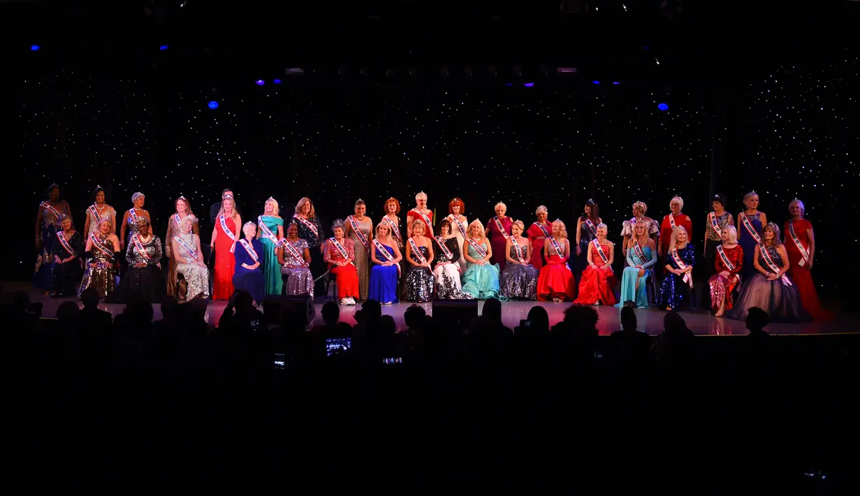 Sejumlah kontestan mengikuti putaran final Miss Senior America 2017 di Atlantic City, New Jersey (19/10). Kontes ini dimulai sejak 1971 dan bertujuan mempromosikan aspek rasa percaya diri bagi seorang wanita sepuh. (AFP Photo/Timothy A. Clary)