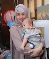 Demi memberikan perkembangan terbaik bagi anaknya, Arkarna Rafif Bissari yang baru berusia lima bulan, Risty Tagor mengikuti kelas parenting. (Andy Masela/Bintang.com)