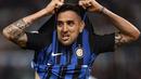 Gelandang Inter Milan, Matias Vecino, merayakan gol yang dicetaknya ke gawang Lazio pada laga Serie A Italia di Stadion Olimpico, Roma, Minggu (20/5/2018). Lazio kalah 2-3 dari Inter. (AP/Giuseppe Lami)