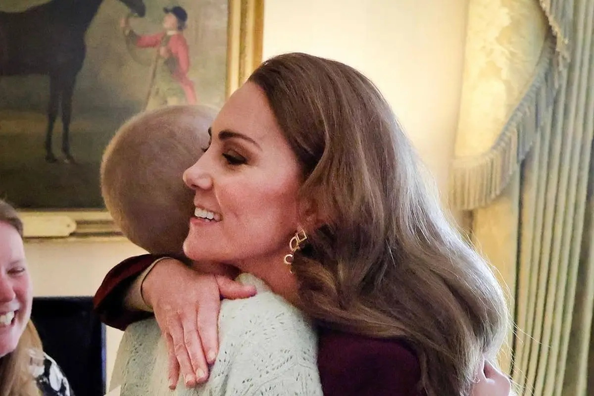 Anggun dengan Busana Marun, Kate Middleton Peluk Hangat Remaja Penderita Kanker Langka di Istana