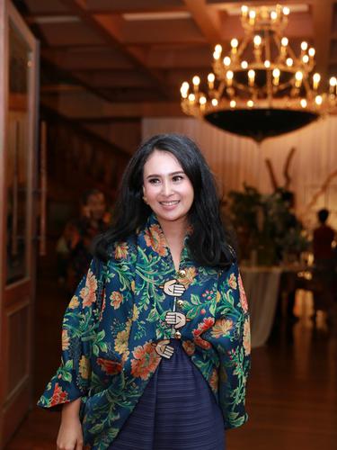 Mix And Match Ala Ayushita Yang Terlihat Simple Effortlessly Chic Fashion Fimela Com