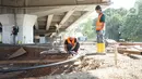 Pekerja menyelesaikan pembangunan Skatepark Pasar Rebo, Jakarta, Sabtu (5/10/2019). Skatepark Pasar Rebo dibangun dengan standar internasional. (Liputan6.com/Immanuel Antonius)