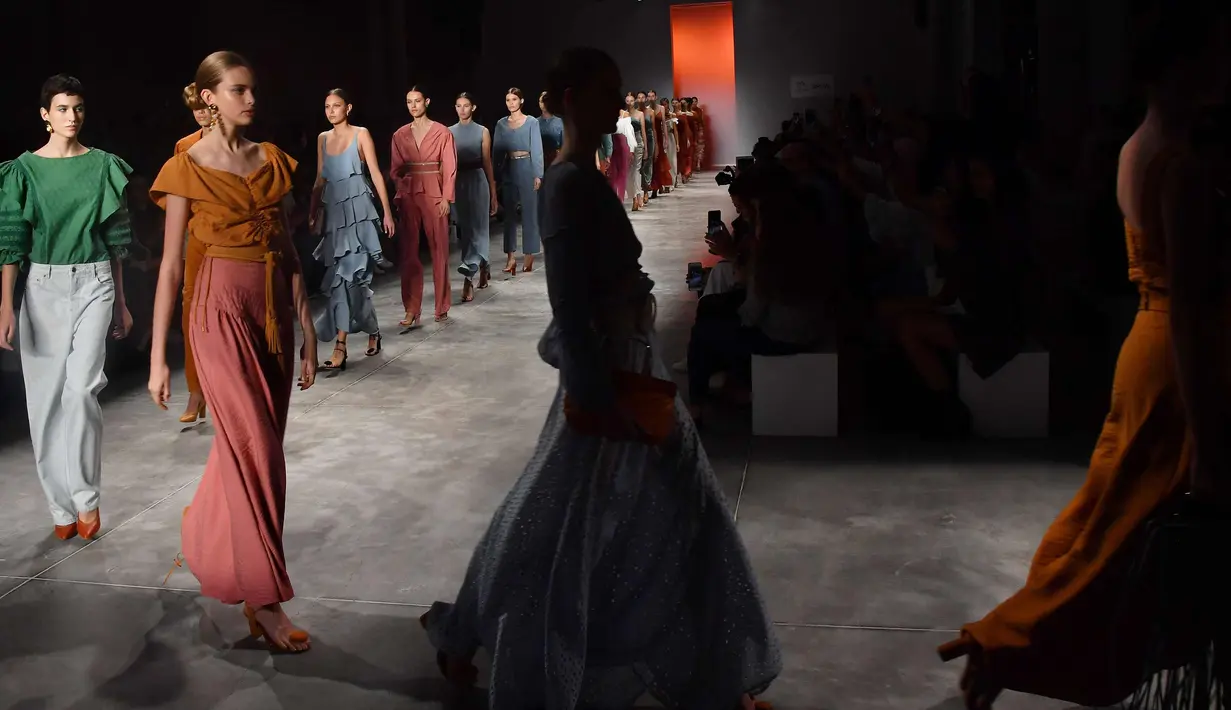 Sejumlah model berjalan di atas catwalk mengenakan busana karya dari Lilly Sarti selama Sao Paulo Fashion Week di Sao Paulo, Brasil, (23/4). (AFP Photo)