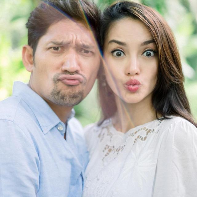 6 Potret Pemotretan Honeymoon Ibnu Jamil dan Ririn Ekawati, Romantis