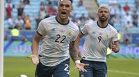 Lautaro Martinez dan Sergio Aguero menjadi pahlawan Argentina ketika bertanding melawan Qatar pada Copa America 2019. (AFP/Carl de Souza)