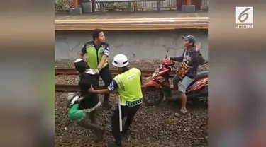 Kelakuan dua pria nekat kendarai motor di tengah rel kereta viral.