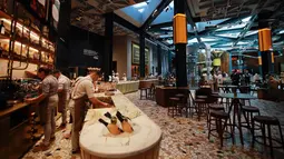 Dalam foto yang diambil pada 4 September 2108, memperlihatkan tampilan dari gerai pertama Starbucks di Milan, Italia. Gerai Starbucks Milan menawarkan pelanggan menyaksikan proses pengolahan biji kopi hingga menjadi sajian kopi di gelas. (AP/Luca Bruno)