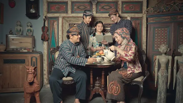 Foto keluarga Andre Taulany dengan gaya Jawa di Yogyakarta (Foto: Instagram/@erintaulany)