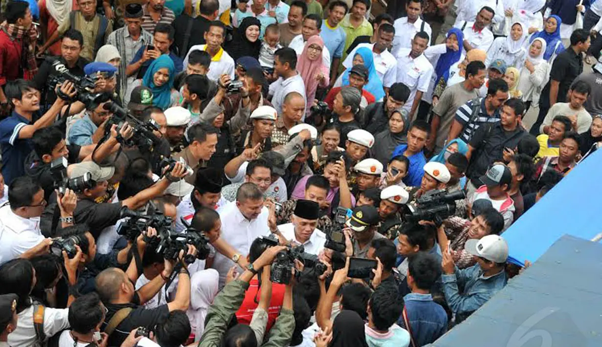 Blusukan menjadi tren bagi para capres dan cawapres untuk menjaring massa yang akan ikut dalam pesta   demokrasi. Setelah Jokowi, Cawapress Hatta Radjasa juga menggunakan cara blusukan  (Liputan6.com/Johan Tallo)