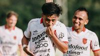 Pemain muda Bali United yang baru dipromosikan musim ini, Reyner Emanuelo Barusu. (Bola.com/Alit Binawan)