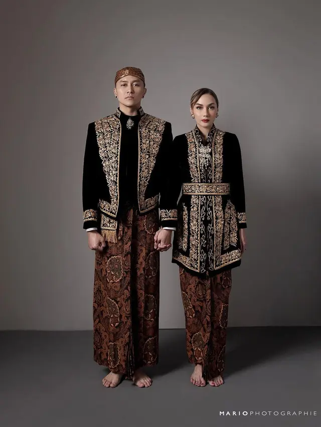 Kebaya kutu baru velvet pilihan public figure