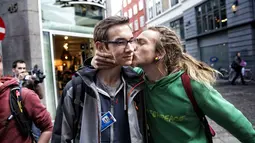Kontes ciuman berantai di Kopenhagen, Denmark ini berhasil mengalahkan rekor dunia yang sebelumnya dengan 351 orang di Beijing 2001, Kamis (8/5/14). (AFP Photo/Scanpix Denmark)