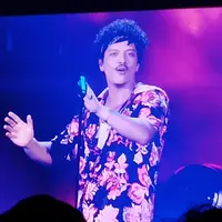 Bruno Mars juga mengajak penonton meluapkan perasaan lewat lagu-lagu galaunya. Dibawakan dengan piano, Bruno menyanyikan lagu "Grenade", "Talking To The Moon", "When I Was Your Man" yang berhasil mengaaduk perasaan. [Foto: Lanny Kusuma/Fimela]