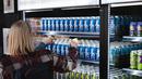 <p>Pembeli memilih bir OTAN baru yang dipajang di lemari es di toko tempat pembuatan bir Olaf pdi Savonlinna, Finlandia pada Kamis (19/5/2022). Ketika Finlandia memutuskan untuk bergabung dengan NATO pada 15 Mei 2022, pemilik pabrik bir kecil di Savonlinna, Petteri Vanttinen, memutuskan untuk merayakannya dengan meluncurkan bir bertema NATO. (Alessandro RAMPAZZO / AFP)</p>