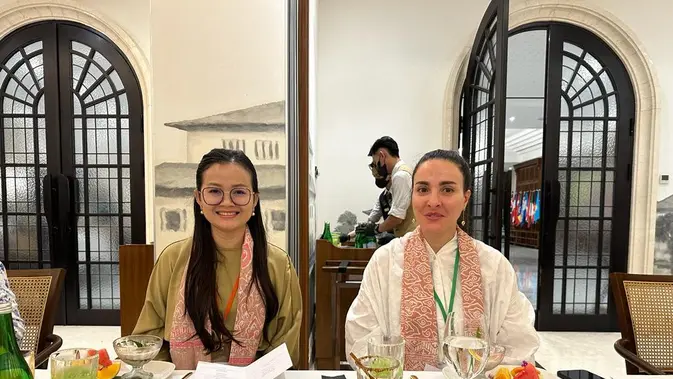 <p>Sopheapnila, istri dari duta besar Kamboja untuk Indonesia (kiri) dan Aynura Rahimova, istri duta besar Azerbaijan untuk Indonesia (kanan), peserta  program Spouse Head of Mission di Restoran Plataran, Bandung, Senin (4/3/2024). (Liputan6/Benedikta Miranti)</p>