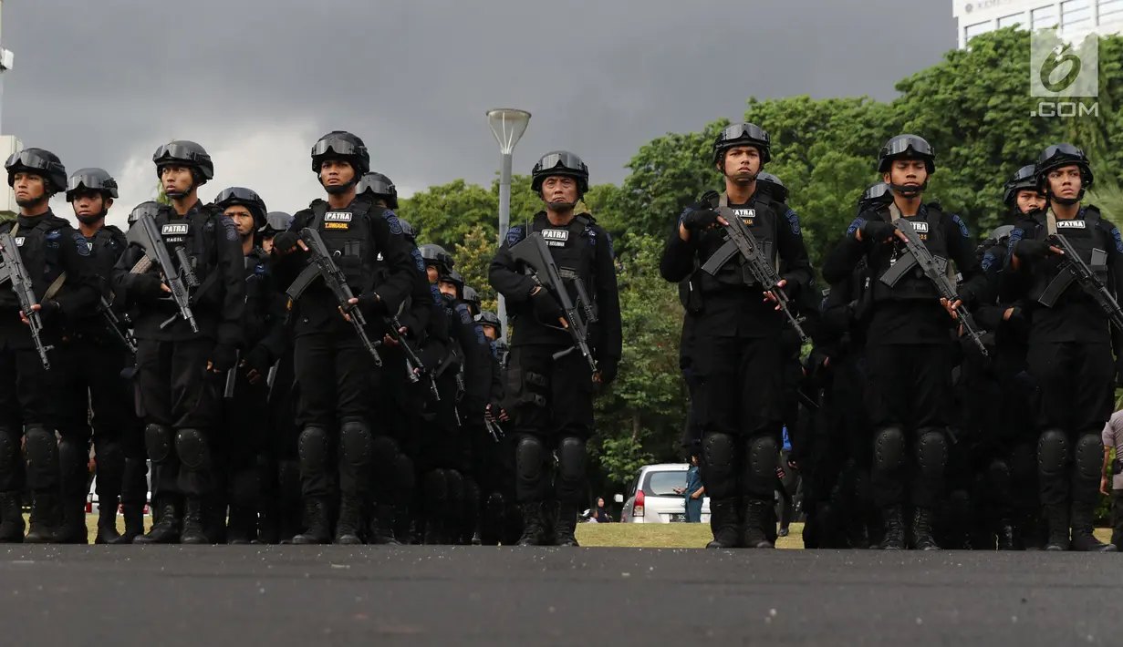 Pasukan dari Korps Brimob Polri mengikuti apel kesiapan pengamanan malam pergantian tahun di kawasan Silang Monas, Jakarta, Senin (31/12). Apel dipimpin Kapolda Metro Jaya, Irjen Pol Idham Azis bersama unsur terkait. (Liputan6.com/Helmi Fithriansyah)