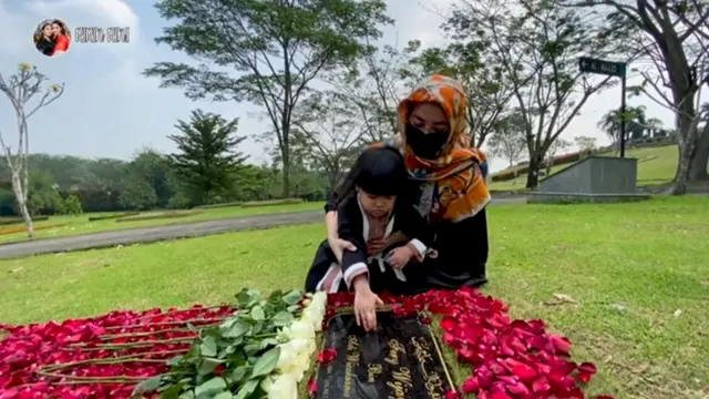 Pertama Kali Ajak Anak, Ini 6 Momen Haru Ririn Ekawati Ziarah ke Makam Mendiang Suami