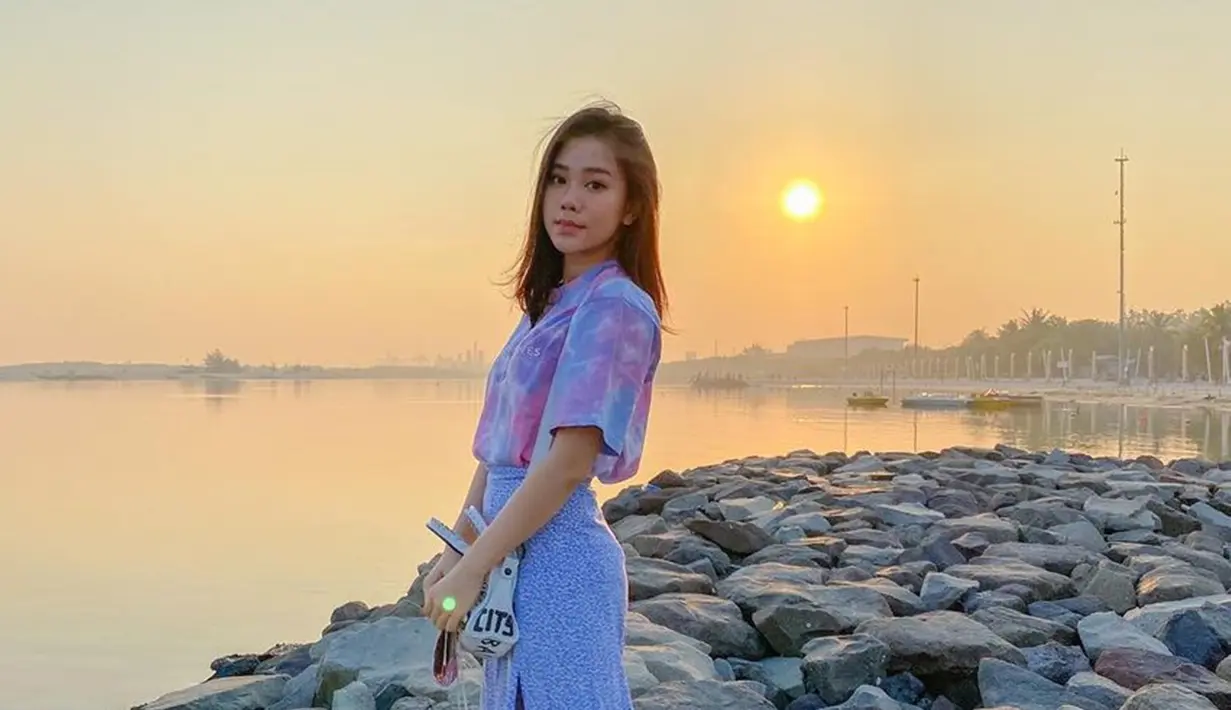 Menikmati pantai dengan cara melihat sunset menjadi cara menarik Jessica saat berlibur. Jessica terlihat sangat enjoy dengan pemandangan apik di saat senja. Bersama senja,Jessica Jane terlihat begitu tenang menikmati pemandangan yang menyejukkan hati. (Liputan6.com/IG/@jessicajane99)