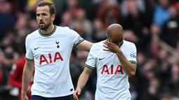 Pemain Tottenham Hotspur, Harry Kane (kiri) mencoba menenangkan Lucas Moura yang melakukan blunder di menit akhir pertandingan saat melawan Liverpool dalam pertandingan lanjutan English Premier League 2022/2023 yang berlangsung di Anfield stadium, Minggu (30/4/2023). Kesalahan fatal yang dilakukan Lucas Moura membuat Liverpool menang 4-3 dalam pertandingan ini. (AFP/Paul Ellis)