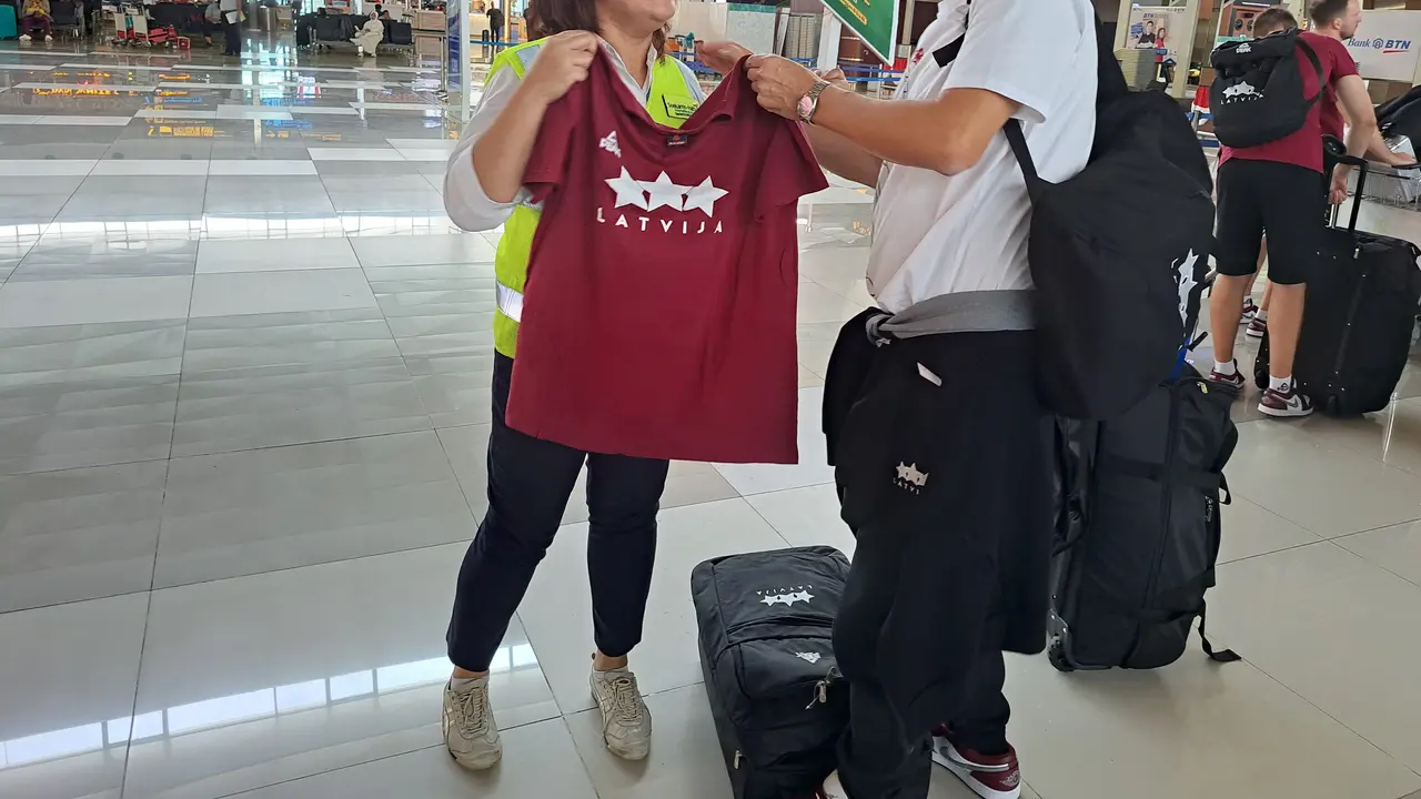 Direksi PT Angkasa Pura II turun lansung ke Bandara Soekarno Hatta (Soetta), Tangerang Banten memberi pelayanan kepada para pelanggan, Senin (4/9/2023). Hal ini sebagai salah satu cara memperingati Hari Pelanggan Nasional. (Mita/Liputan6.com)