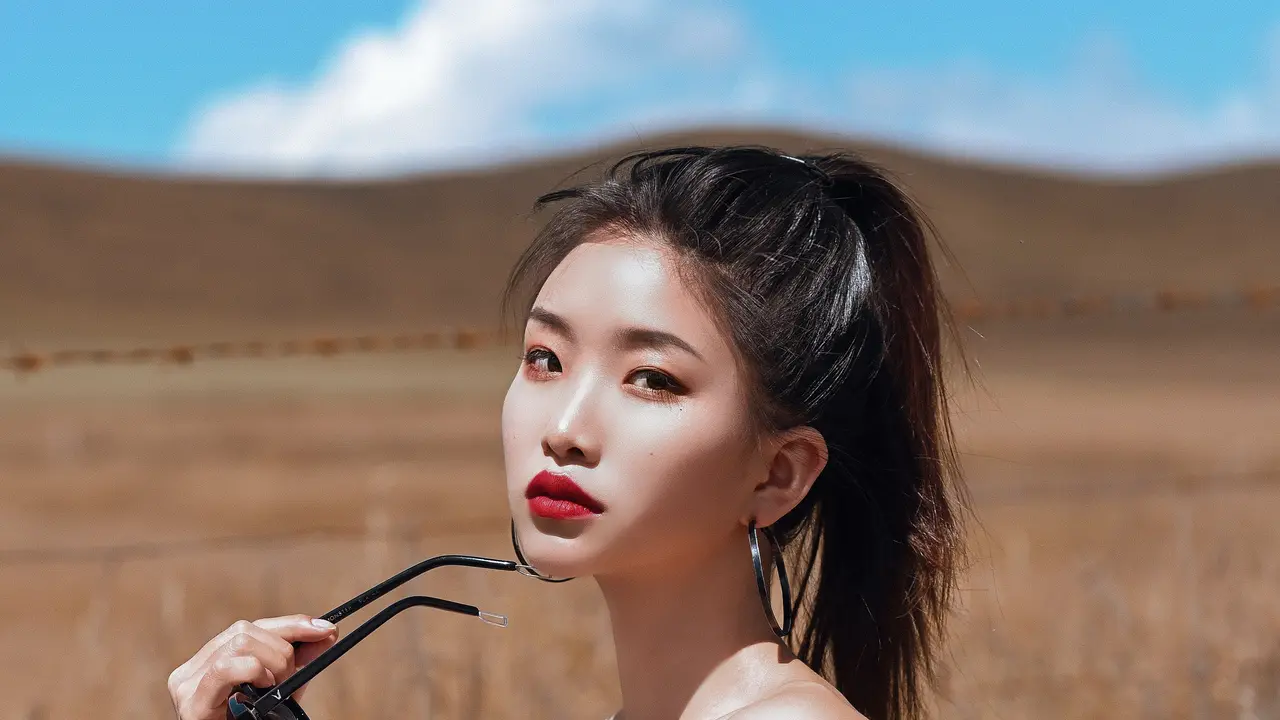 perempuan cantik dengan bibir menawan