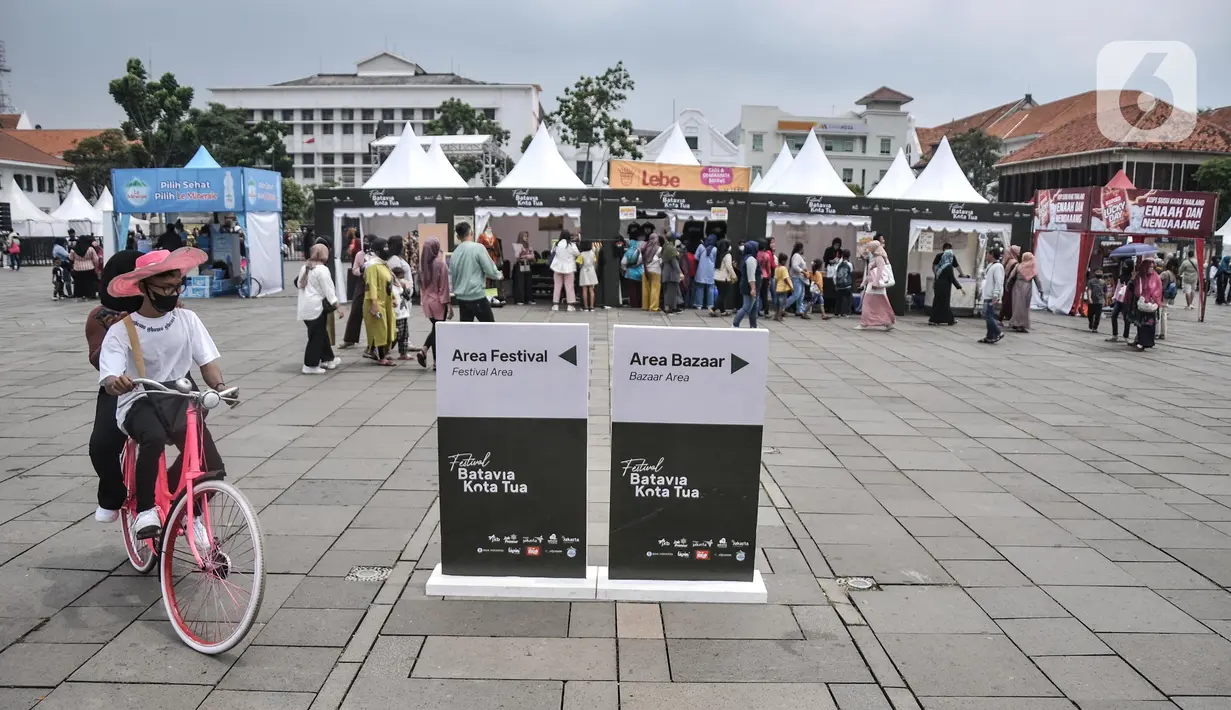 Pengunjung saat mendatangi Festival Batavia Kota Tua, Jakarta, Minggu (28/8/2022). Festival yang berlangsung hingga hari ini tersebut menampilkan sejumlah kesenian tradisional maupun modern dan memamerkan sejumlah produk UMKM di Jakarta sekaligus sebagai momentum diresmikannya wajah baru Kota Tua pasca direvitalisasi. (merdeka.com/Iqbal S Nugroho)