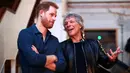 Pangeran Harry (kiri) berbincang dengan penyanyi AS, Jon Bon Jovi setibanya di Abbey Road Studios, London, Jumat (28/2/2020). Pentolan Bon Jovi dan Pangeran Harry akan bertemu dengan paduan suara Invictus Games untuk merekam lagu untuk amal. (Hannah McKay/Pool Photo via AP)