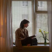 Ketika seseorang merasa bahwa dirinya hanya bagian dari pasangan, rasa kesepian bisa saja muncul karena mereka kehilangan identitas diri. Foto: Freepik