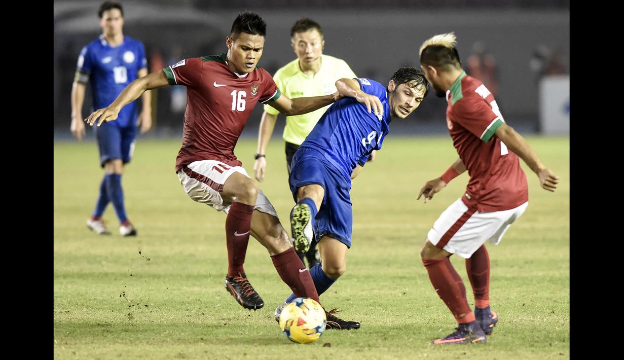 Pada pertandingan kedua saat melawan tuan rumah Filipina, Fachruddin Wahyudi Aryanto (kiri) mencetak gol pembuka pada menit ke-7. (AFP/Stringer)