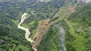 Foto udara memperlihatkan lokasi tanah longsor di Desa Liujing, Distrik Wulong, Chongqing, China (26/7/2020). Genangan air yang terbentuk akibat tanah longsor yang dipicu hujan lebat itu berukuran sekitar 1,3 juta meter kubik dan berlokasi di Sungai Yancang, anak Sungai Wujiang. (Xinhua/Huang Wei)