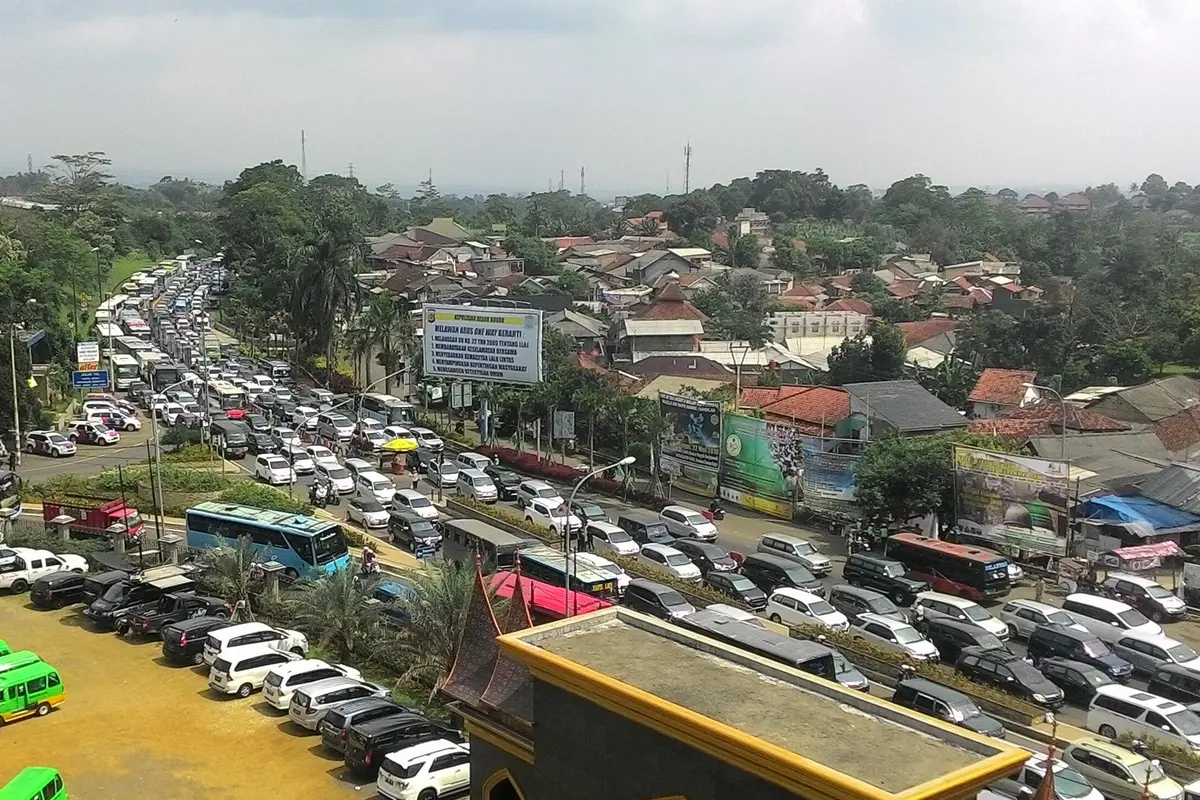 Puncak Macet, Kendaraan Mengular Sejak Pintu Keluar Tol Ciawi