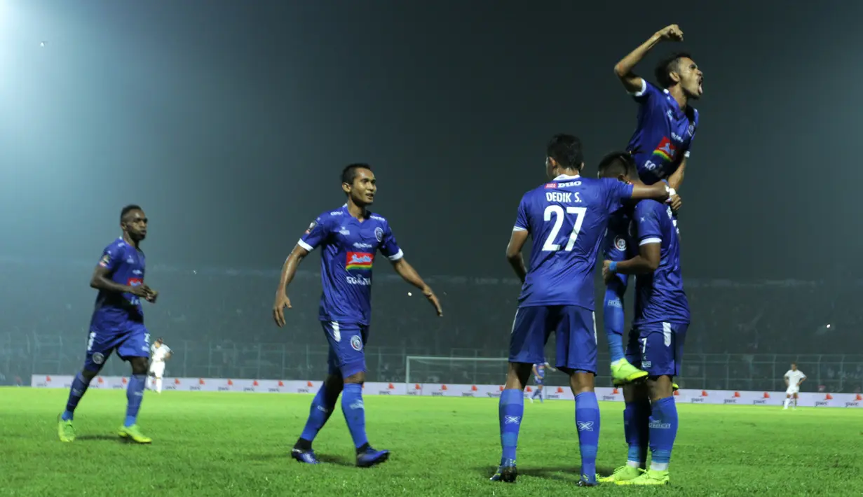 Pemain Arema FC merayakan gelar juara Piala Presiden 2019 usai menaklukkan Persebaya Surabaya di Stadion Kanjuruhan, Jumat (13/4). Arema FC menang 2-0 atas Persebaya. (Bola.com/Yoppy Renato)