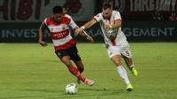 Duel striker Persija Jakarta, Marko Simic (kanan) dengan bek Madura United, Fachruddin Aryanto, dalam laga pekan ke-14 Shopee Liga 1 2019, Jumat (16/8/2019). Kedua tim bermain imbang 2-2 dalam laga ini. (Bola.com/Aditya Wany)