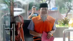 Wakil Ketua DPR Bidang Keuangan nonaktif Taufik Kurniawan (kanan) tiba di Gedung KPK, Jakarta, Selasa (5/3). Taufik diperiksa sebagai tersangka kasus dugaan suap Rp 3,6 miliar dalam pengurusan DAK Kebumem TA 2016. (merdeka.com/Dwi Narwoko)