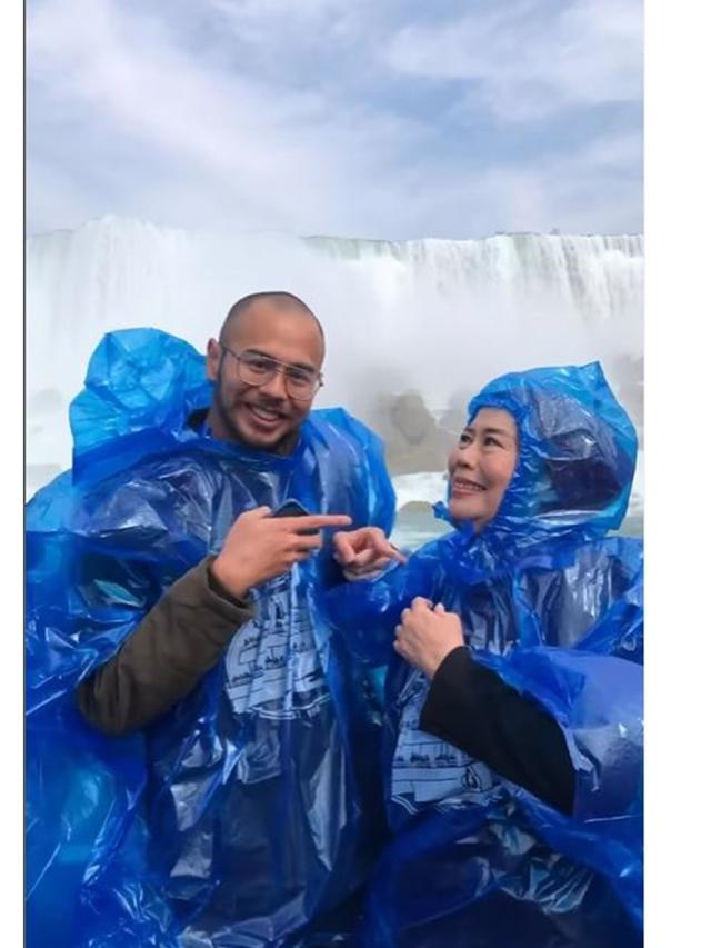 Genap 62 Tahun, Ini 6 Momen Dewi Yull Dapat Kado Membanggakan dari Anak di Amerika