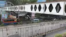 Sejumlah kendaraan melintas di bawah Jembatan Penyeberangan Orang (JPO) Pasar Minggu yang akan segera diturunkan di Jakarta, Kamis (4/4). Dampak dari proses penurunan JPO yang ambruk beberapa tahun lalu tersebut adalah pengalihan arus lalu lintas di sekitar lokasi. (Liputan6.com/Immanuel Antonius)