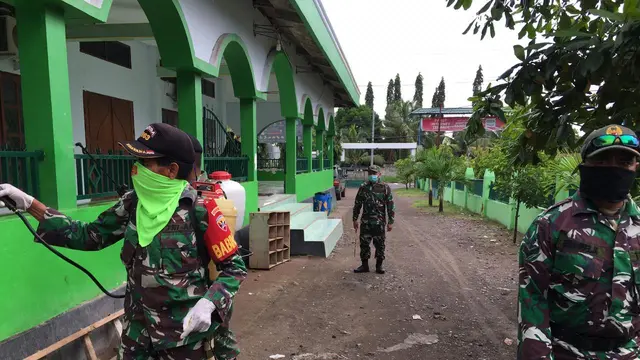 Penyemprotan disinfektan oleh Kodim 1603 Sikka