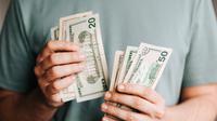Ilustrasi uang kertas. (Foto oleh Karolina Grabowska: https://www.pexels.com/id-id/foto/pria-tangan-tanda-tidak-berwajah-4386431/)
