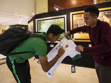 Pemain Timnas Indonesia, Septian David, memberikan tanda tangan kepada suporter yang menunggu di Hotel Sultan, Jakarta, Selasa (13/11). Timnas Indonesia akan melawan Timor Leste pada laga Piala AFF 2018. (Bola.com/Vitalis Yogi Trisna)