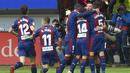 Para pemain Eibar merayakan gol yang dicetak Sergi Enrich ke gawang Real Madrid pada laga La Liga di Stadion Ipurua, Eibar, Sabtu (24/11). Eibar menang 3-0 atas Madrid. (AFP/Ander Gillenea)